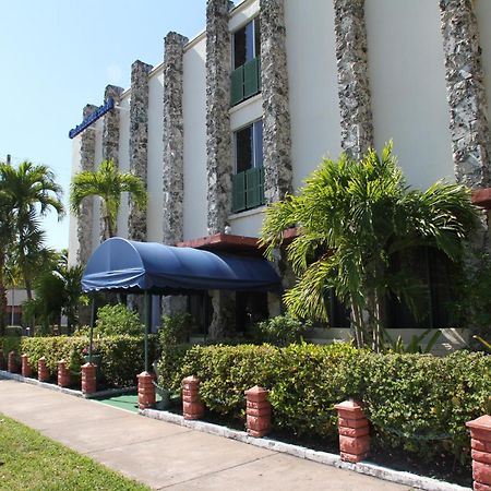 Hotel Chateaubleau Coral Gables Bagian luar foto